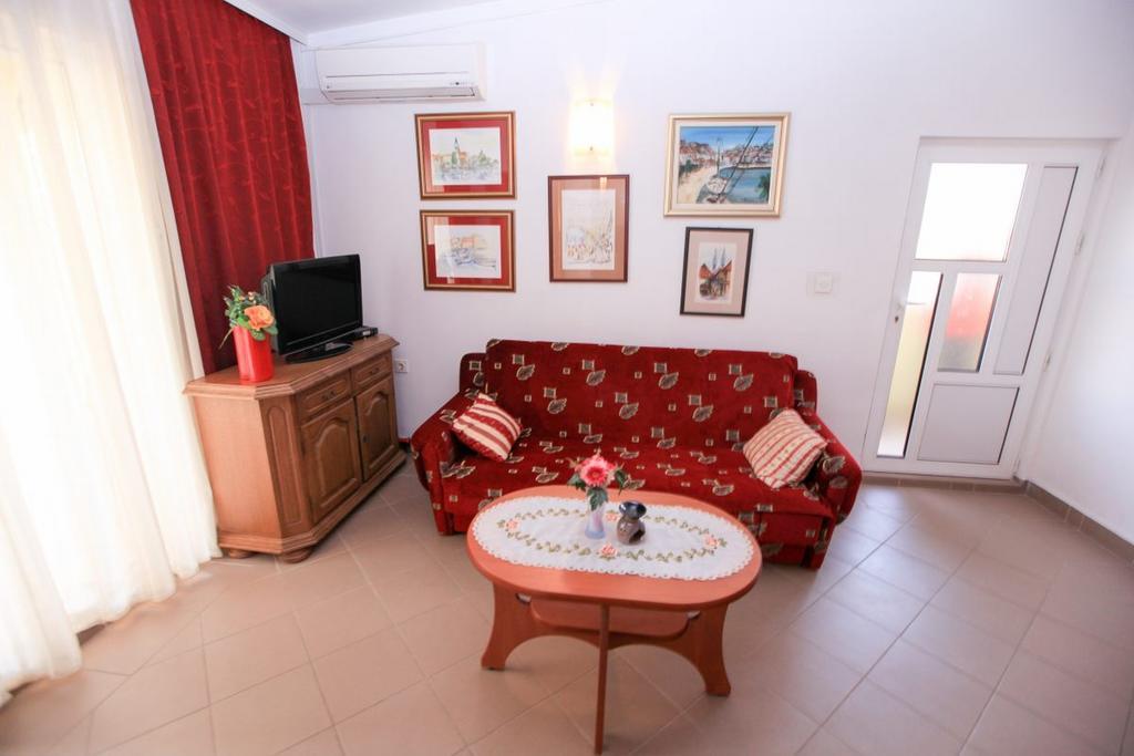 Apartments Franc Povljana Ruang foto